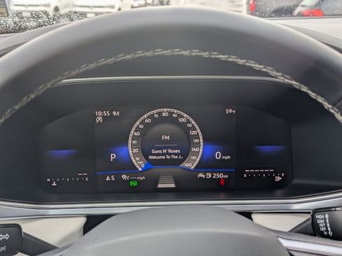 Used 2025 Volkswagen Taos SE image 14