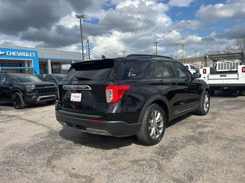 Used 2022 Ford Explorer XLT w/ Equipment Group 202A image 2