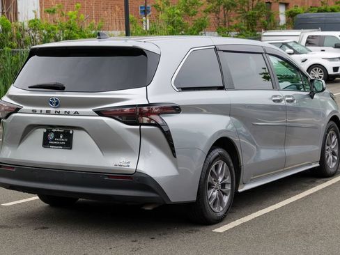 Used 2023 Toyota Sienna XLE FWD image 7