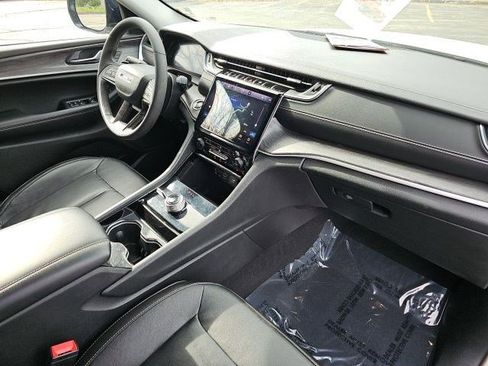 Used 2023 Jeep Grand Cherokee Limited w/ Black Appearance Package image 14