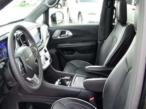 Used 2026 Chrysler Pacifica Limited FWD image 24