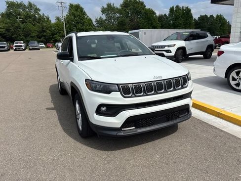 Used 2023 Jeep Compass Latitude w/ Convenience Group AWD/4WD image 4