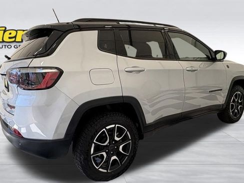 Used 2025 Jeep Compass Trailhawk AWD/4WD image 5