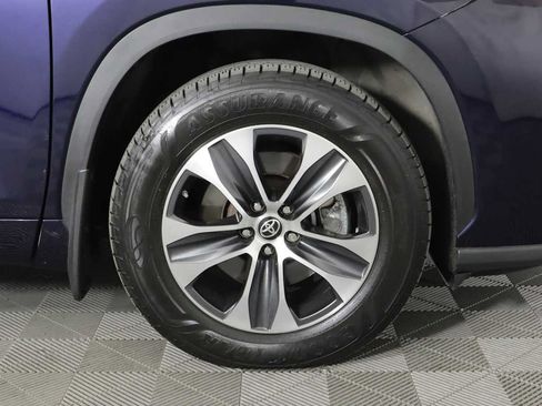 Used 2021 Toyota Highlander XLE AWD/4WD image 8