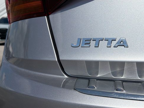 Used 2019 Volkswagen Jetta SEL w/ Cold Weather Package FWD image 11