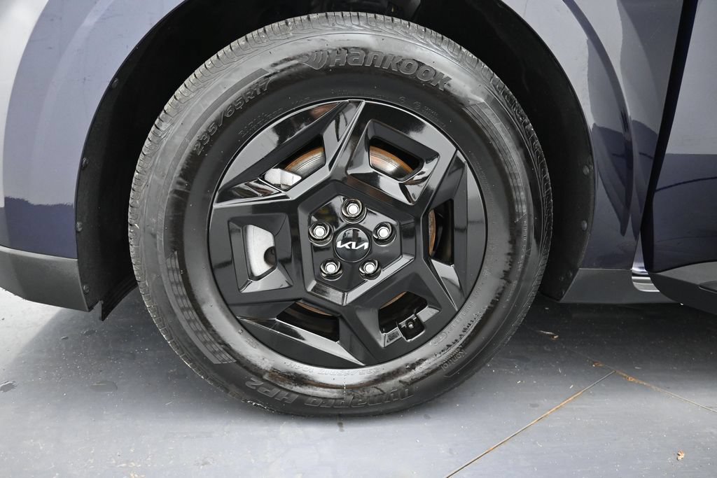 Used 2025 Kia Carnival FWD image 29