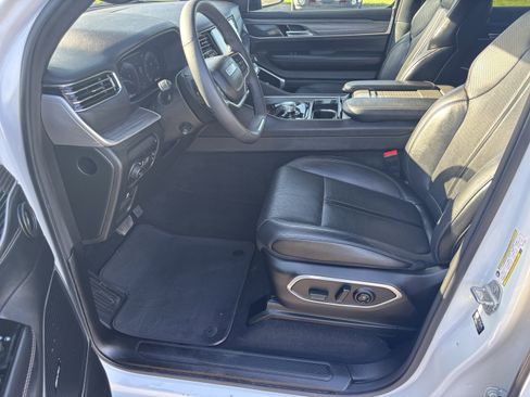 Used 2024 Jeep Wagoneer L Series II w/ Flexible Seating Group RWD image 9