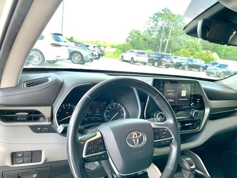 Used 2020 Toyota Highlander XLE FWD image 12