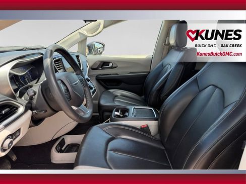 Used 2023 Chrysler Pacifica Touring-L FWD image 21