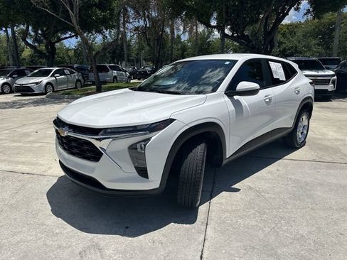 Used 2025 Chevrolet Trax LS w/ LS Convenience Package FWD image 18