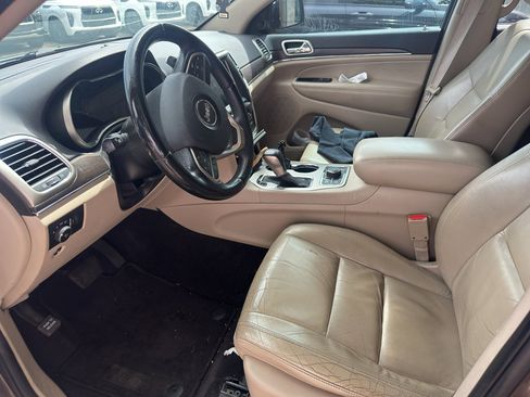 Used 2017 Jeep Grand Cherokee Limited AWD/4WD image 4