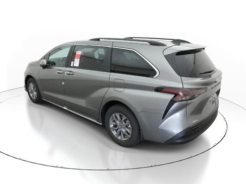 New 2026 Toyota Sienna XLE FWD image 5