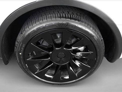 Used 2023 Tesla Model Y Long Range image 10