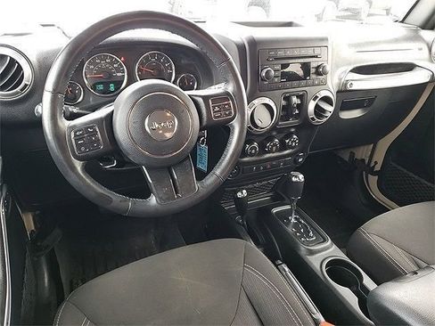 Used 2017 Jeep Wrangler Unlimited Sahara w/ Connectivity Group image 7