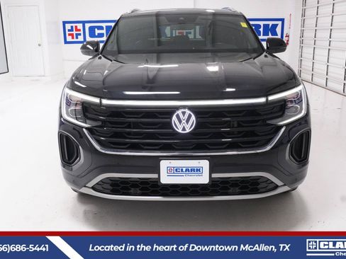 Used 2024 Volkswagen Atlas Cross Sport SE w/ Panoramic Sunroof Package FWD image 2