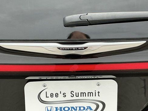 Used 2025 Chrysler Pacifica Select image 7
