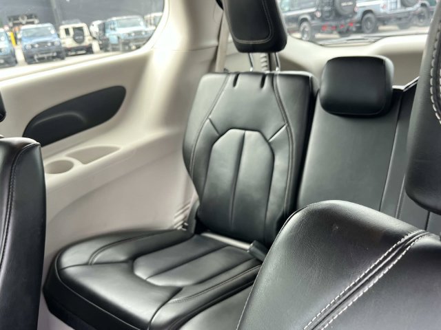 Used 2023 Chrysler Pacifica Touring-L FWD image 22