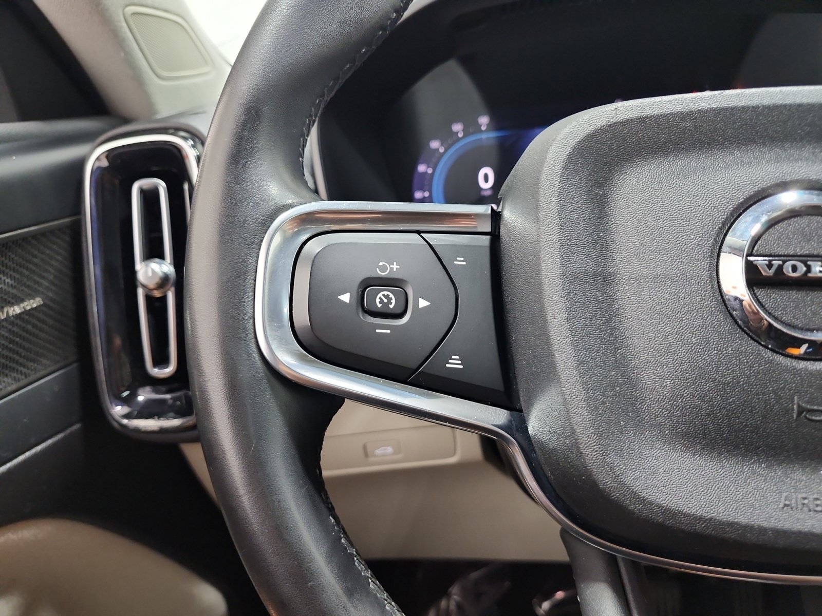 Used 2023 Volvo XC40 B5 Ultimate w/ Protection Package Premier AWD/4WD image 27