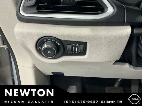 Used 2023 Chrysler Pacifica Touring-L FWD image 35