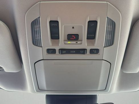 Used 2024 Toyota Highlander XLE AWD/4WD image 42