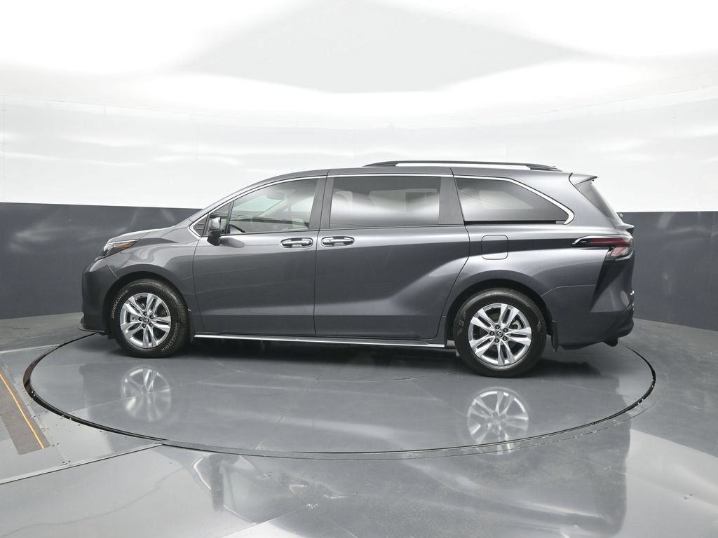 Used 2025 Toyota Sienna XLE w/ XLE Plus Package AWD/4WD image 4
