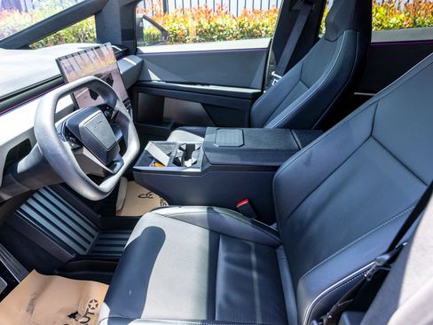 Used 2024 Tesla Cybertruck AWD Crew Cab image 23