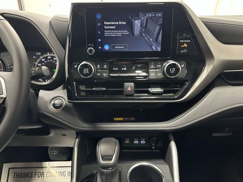 Used 2025 Toyota Highlander XLE AWD/4WD image 25