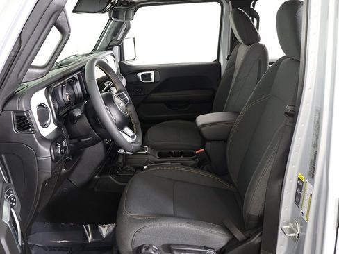 Used 2024 Jeep Wrangler Sahara image 28