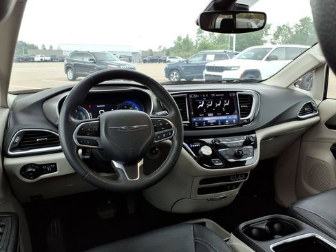 Used 2022 Chrysler Pacifica Touring-L FWD image 9