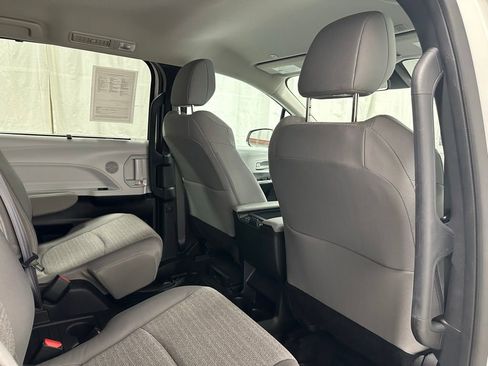Used 2025 Toyota Sienna LE FWD image 59