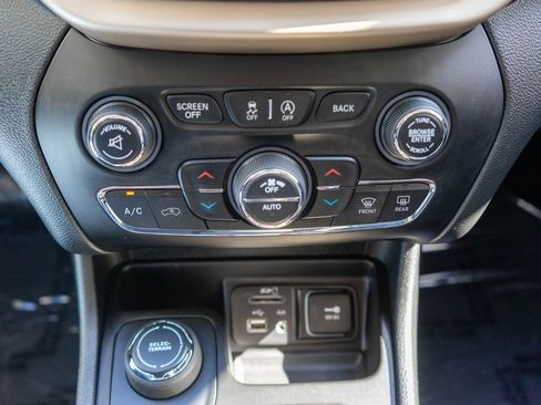 Used 2018 Jeep Cherokee Limited w/ Luxury Group AWD/4WD image 25