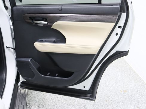 Used 2023 Toyota Highlander Limited image 37