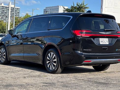 Used 2024 Chrysler Pacifica Limited FWD image 6
