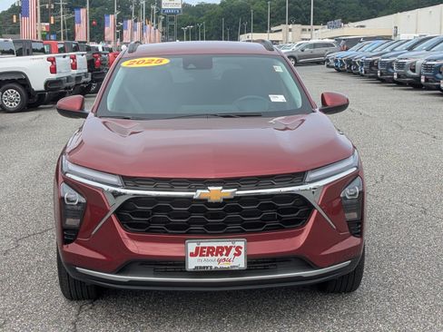 Used 2025 Chevrolet Trax LT w/ LT Convenience Package FWD image 2