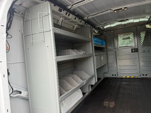 Used 2017 Chevrolet Express 2500 RWD image 10
