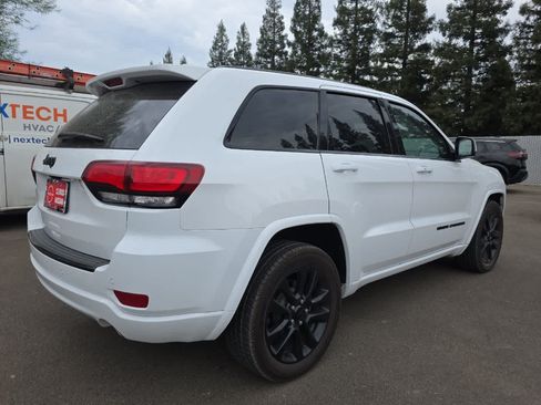 Used 2018 Jeep Grand Cherokee Altitude RWD image 3