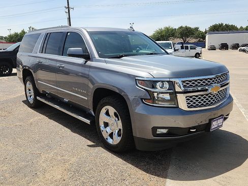 Used 2018 Chevrolet Suburban LT w/ LT Signature Package AWD/4WD image 4