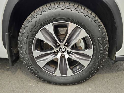 Used 2022 Toyota Highlander XLE AWD/4WD image 9