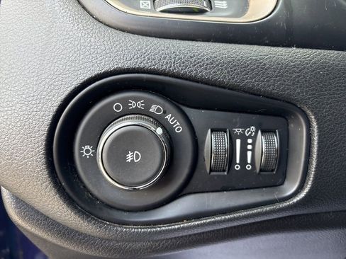 Used 2017 Jeep Renegade Latitude w/ Cold Weather Group image 19