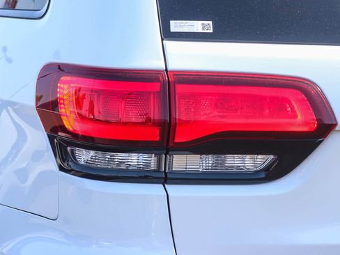 Used 2022 Jeep Grand Cherokee Laredo X RWD image 7