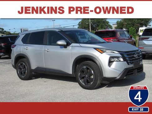 Used 2024 Nissan Rogue SV AWD/4WD image 2