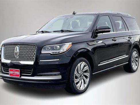 Used 2022 Lincoln Navigator Reserve image 2