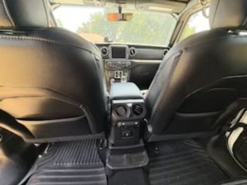 Used 2018 Jeep Wrangler Unlimited Sahara AWD/4WD image 10