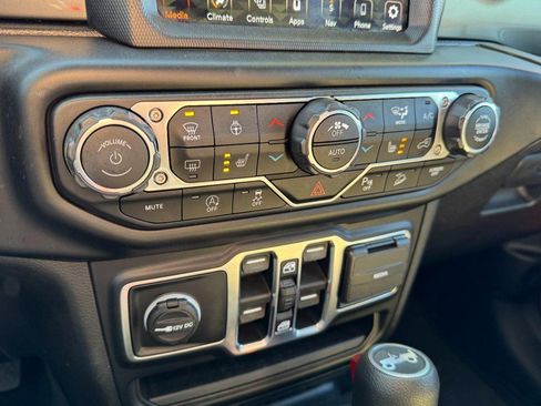 Used 2020 Jeep Wrangler Unlimited Sahara image 18