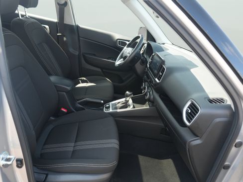 Used 2025 Hyundai Venue SEL FWD image 24