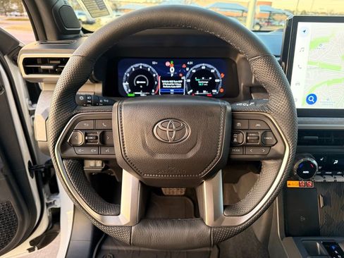 Used 2025 Toyota Tacoma Trailhunter image 11
