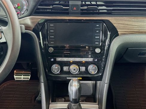 Used 2022 Volkswagen Passat 2.0T image 31