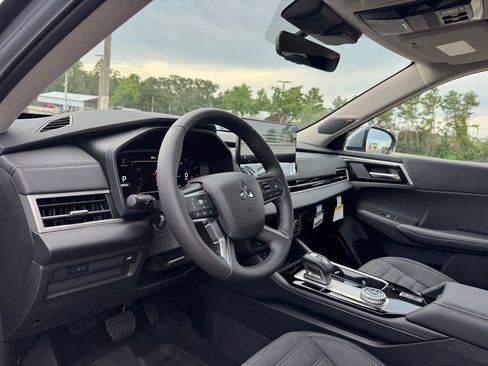 New 2025 Mitsubishi Outlander SE image 28