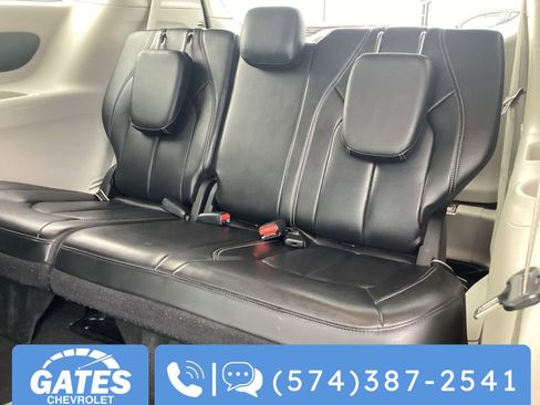 Used 2023 Chrysler Pacifica Touring-L image 17