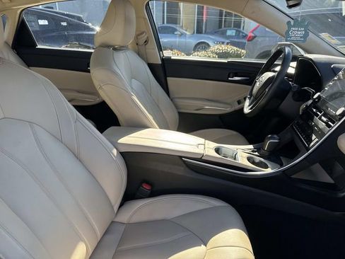 Used 2022 Toyota Avalon XLE image 9